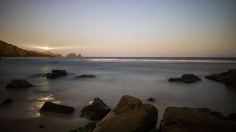 Reira, Camariñas. Al fondo, el faro Vilán