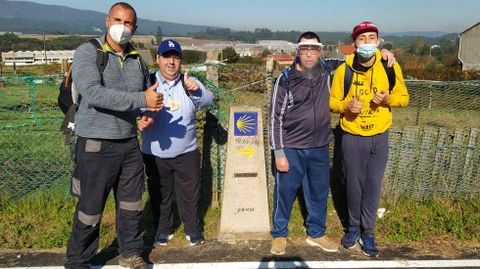 Javi, segundo por la izquierda, con Pancho, un voluntario que le acompaña, y compañeros de la Asociación Juan XXIII.