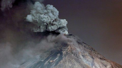 Imagen del volcn Fuego, en Guatemala, arrojando humo, vista desde San Juan Alotenango