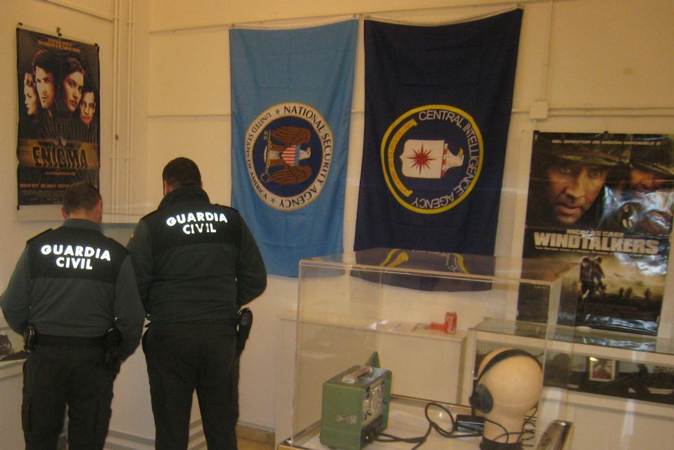 Agentes de la Guardia Civil mostraron inter�s por la muestra