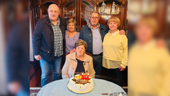 Rosa Mart�nez, vecina de O Barqueiro, celebr� el pasado domingo su 103 cumplea�os. En la imagen, con sus dos hijos, su nueva y el alcalde de Ma��n.