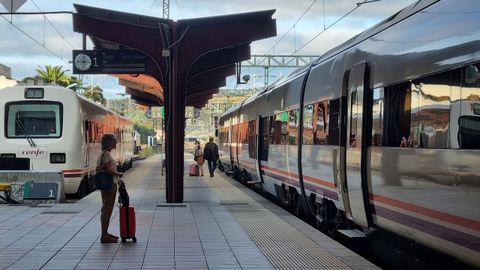 Usuarios esperando el tren este jueves en A Coruña, primer día de uso del abono gratuito