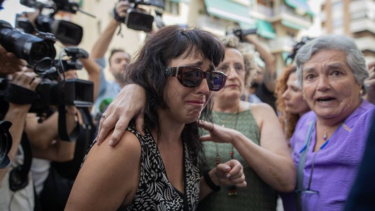Juana Rivas entrega a su hijo de 11 años a su padre