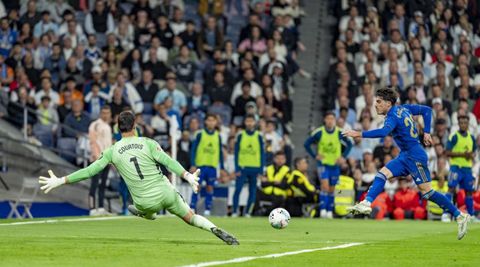 Nacho Vidal ante�Courtois, en una de las grandes oportunidades del Real Oviedo ante el Real Madrid