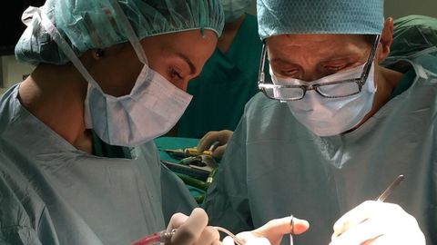 Ana Pastor, neurocirujana  del CHUO, a la derecha, en medio de una intervención quirúrgica