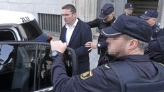José Eirín entra en el coche de la Policía Nacional tras conocer el veredicto de culpabilidad