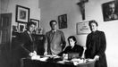 Clara Stauffer, la primera por la derecha, junto a Pilar Primo de Rivera, sentada