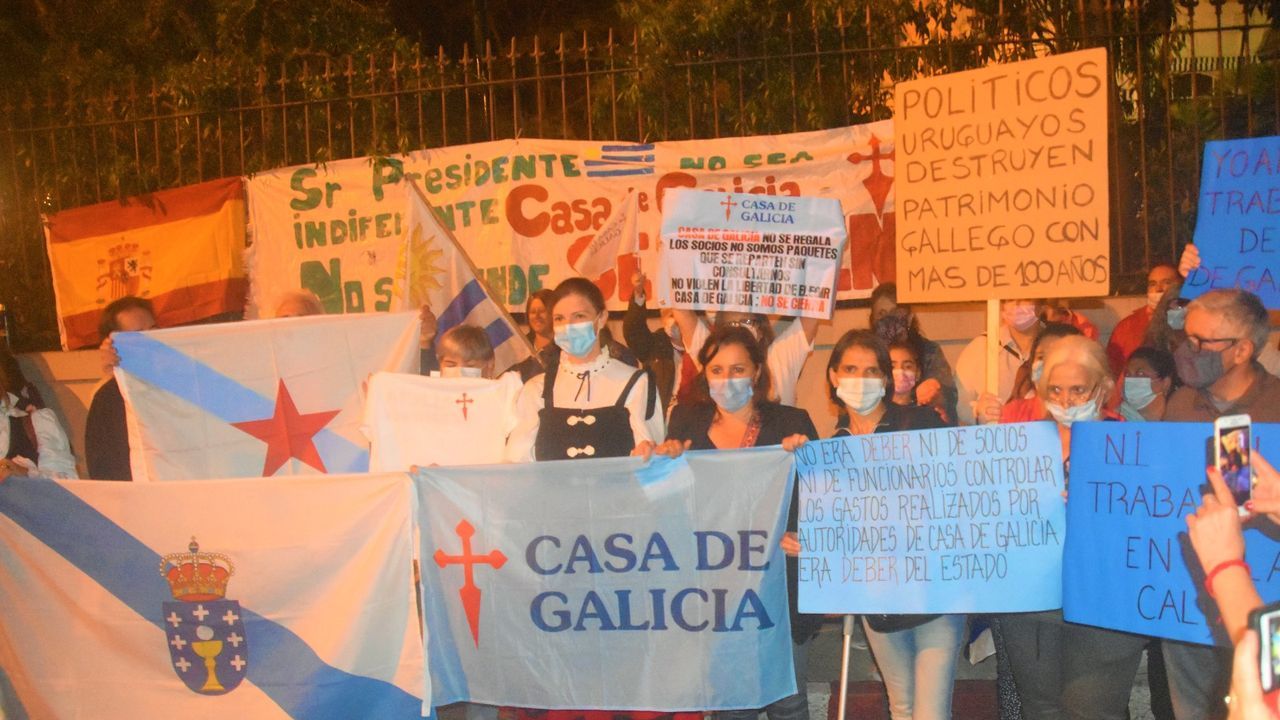 El abrazo interminable de dos hermanos de Pontevedra tras 42 aos sin verse.Castelao, segundo por la derecha, en una imagen de 1940 tomada en la Casa de Galicia de Montevideo y cedida por la institucin. Con l se encuentran el presidente de la entidad en aquel momento, Luis Luna; los directivos Jos Lorenzo y Hermenegildo Ruibal. El primero por la derecha es el escritor Antonio Alonso Ros 