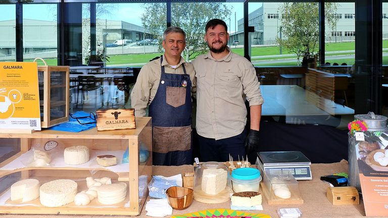 Alejandro Rincón y su hijo, Manuel Alejandro, con algunos de los productos que elaboran en la quesería