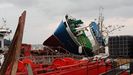 Cae un pesquero de 34 metros mientras lo reparaban en el puerto de Oza