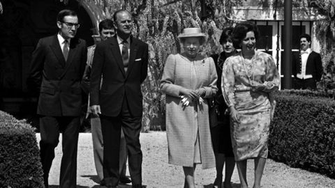La reina Isabel II y el duque de Edimburgo, flanqueados por el presidente portugués Antonio Ramalho Eanes y su esposa, Manuela Eanes, en los jardines del Palacio de Belem durante la visita de la pareja real británica a Lisboa en 1985