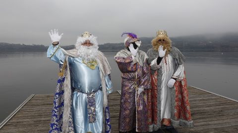Los Reyes Magos llegaron a Castrelo de Mio en barco.Fueron recibidos por nios  y por mayores con alegra e ilusin