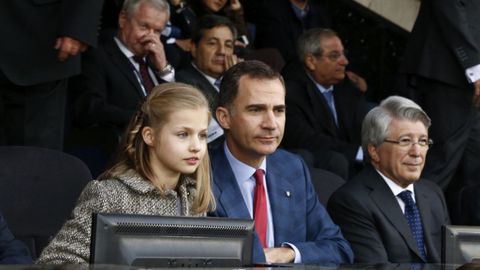 Felipe VI con su hija, la infanta Leonor, durante el partido entre el Atlético de Madrid y el Bayern de Munich de la Liga de Campeones en el 2016