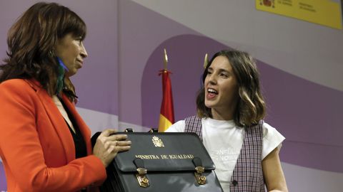 La nueva ministra de Igualdad, Ana Redondo, recibe la cartera de manos de su antecesora, Irene Montero.