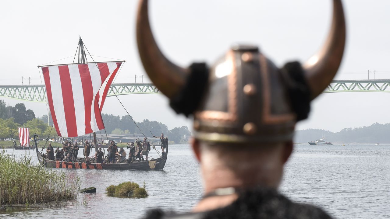 O desembarco vikingo de Catoira en imaxes.Visitantes en Casa Brandariz, en Arza, situada en el entorno del Camino de Santiago