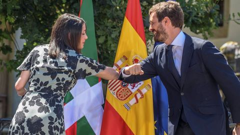 Pablo Casado e Ins Arrimadas se saludan en un acto durante la campaa de las elecciones autonmicas en el Pas Vasco