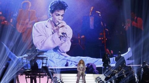 Madonna apareci sobre el escenario vestida de prpura en su homenaje a Prince. 
