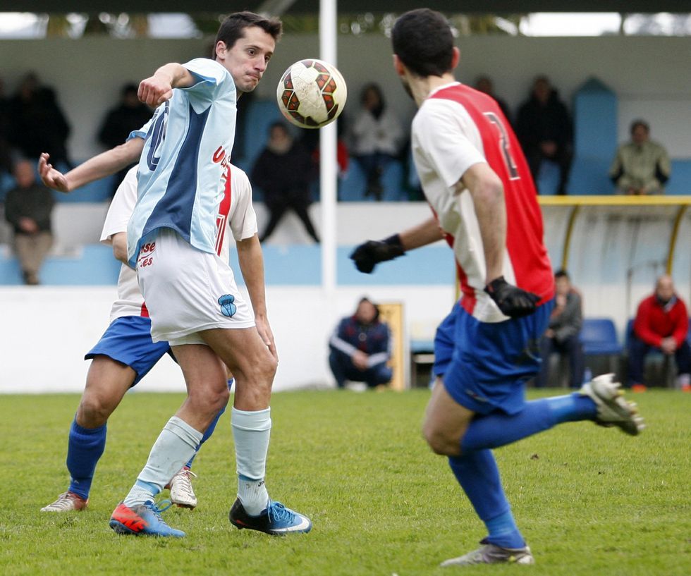 El viveirense Luis Coedo, ante varios rivales del O Val. 