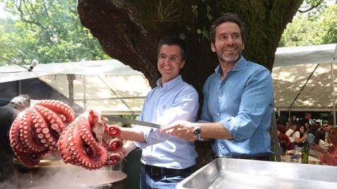Borja Verea y Borja Semper, del PP, con unos pulpos en la Ascensión