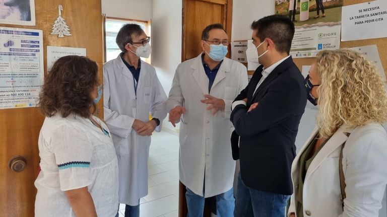 Visita de Gabriel Alén al centro de salud de Amoeiro