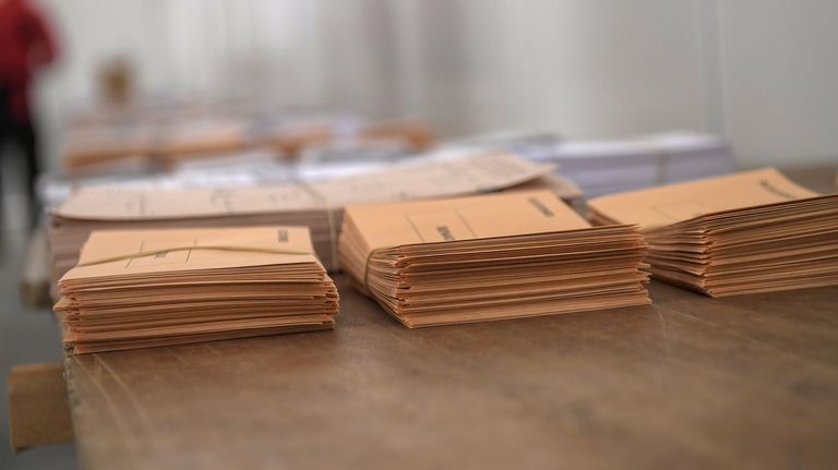 Fotografía de una urna colocada en un colegio electoral