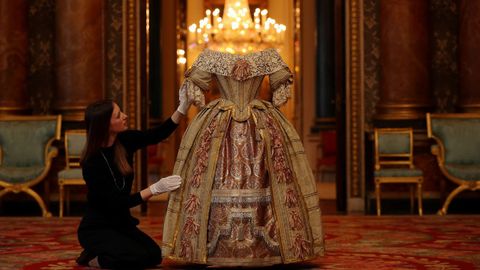 Personal del palacio de Buckingham con el traje Stuart Ball de la reina Victoria.
