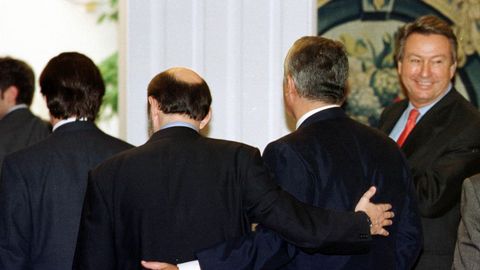 El socialista Rubalcaba junto al popular Javier Arenas tras la firma del pacto contra ETA en Moncloa en el 2000