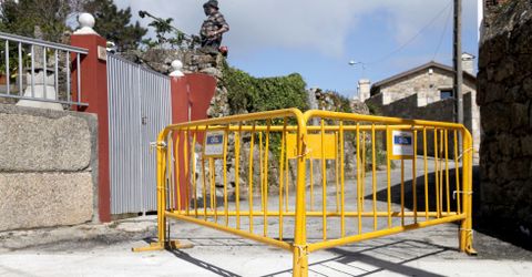 Todas las vías de acceso a la plaza de Aldea Vella están cortadas desde hace días.