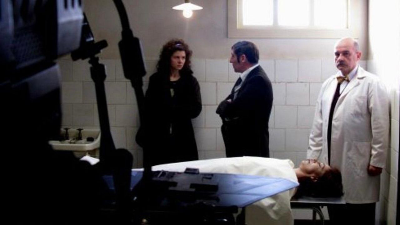 El autor de este texto (a la derecha) hace de m&eacute;dico forense en una escena con Celso Bugallo e Isabel Naveira.