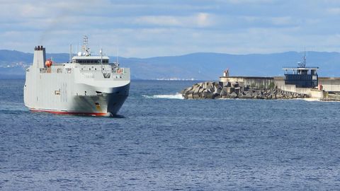 Maniobra de entrada del buque del Ejército Ysabel en el área del puerto exterior de Caneliñas