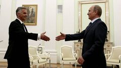Putin estrecha la mano del presidente de turno de la OSCE