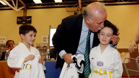 VISITA DE VICENTE DEL BOSQUE A RIBEIRA PARA RECIBIR PREMIO DEL CLUB DE TAEKUONDO NATURAL SPORT VIDELGI