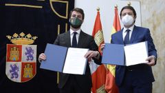 El presidente en funciones de la Junta de Castilla y Len, Alfonso Fernndez Maueco, y el candidato de Vox, Juan Garca-Gallardo, muestran el acuerdo de legislatura.