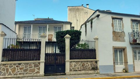 A la izquierda, la antigua casa en venta, situada en plena zona vieja de Vilalba.