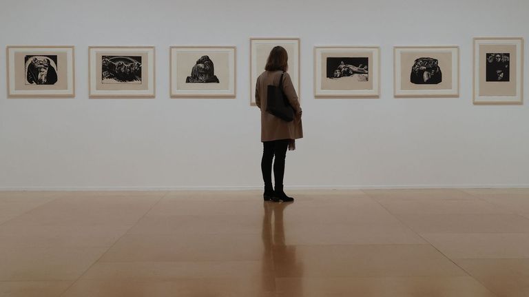 El museo Reina Sofía revisa el poder del arte gráfico en la