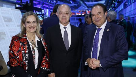 La valedora, Dolores Fernández, con el presidente del Consello Consultivo, Costa Pillado y el alcalde de Lalín José Crespo