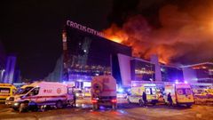 Un nube de humo se eleva sobre la sala de conciertos Crocus City Hall, en llamas tras el ataque terrorista en las afueras de Moscú