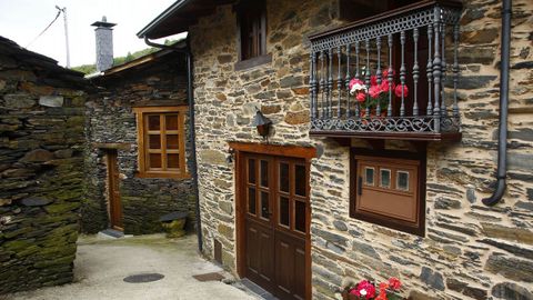 Se trata de una aldea de montaña, de arquitectura popular, con sus casas de pizarra y sus hermosos corredores y balcones de madera