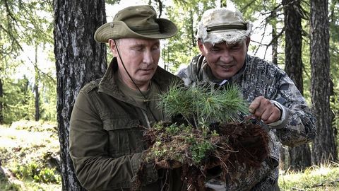Admirando la vegetacin de la zona junto al ministro de Defensa Serguei Shoigu en la reserva natural de Sayano-Shushensky