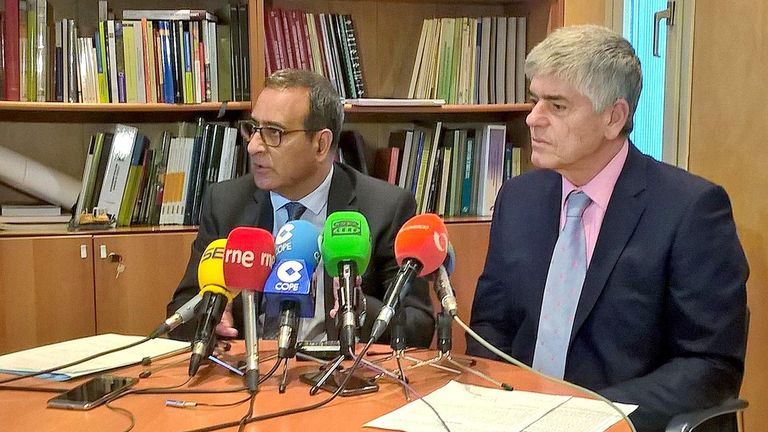 A la izquierda, el consejero de Infraestructuras y presidente de Cogersa Fernando Lastra. A la derecha, Santiago Fernández, gerente del consorcio
