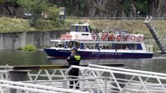 Viajeros en uno de los catamaranes de la Diputacin lucense que cubren las rutas fluviales del can del Sil, uno de los principales atractivos tursticos de la Ribeira Sacra