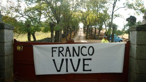 Pancarta en el Valle de los Cados