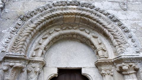 Decoracin romnica de una puerta lateral de ls iglesia de Pesqueiras, en Chantada (ruta 1)