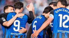 Los jugadores del Oviedo celebran el gol de Vi�as al Celta