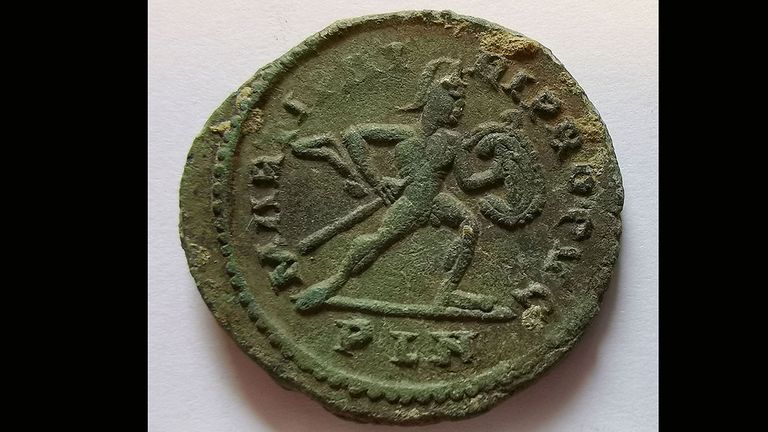 Una de las monedas encontradas en la cueva de Berció (Grado, Asturias) de la época romana