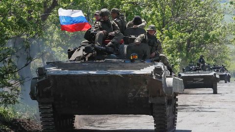 Un convoy ruso avanza por un carretera cerca de Mariúpol.