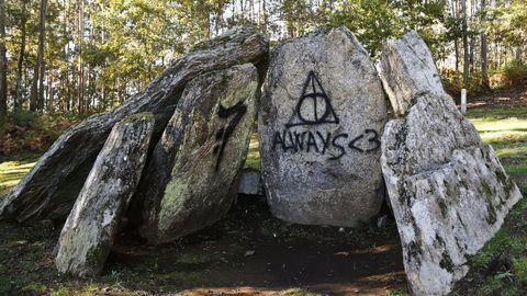Pintadas alusivas a la saga de Harry Potter en el dolmen de Canden, en Vigo, en el 2016