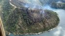 Imagen captada desde el helicóptero de la brigada de bombeos forestales del monte Marroxo (Monforte) del incendio forestal de Torbeo después de controlado. A la derecha, el meandro que hace el Sil en A Cubela 
