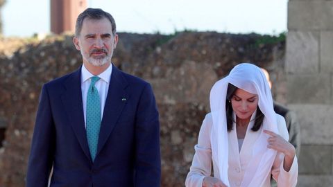 l rey Felipe VI y la reina Letizia participan en la tradicional ofrenda floral ante el Mausoleo donde estn las tumbas de Mohamed V y Hasn II, este jueves, en Rabat, durante la segunda jornada de su visita de Estado a Marruecos