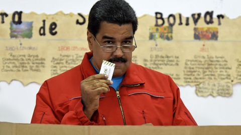 Nicols Maduro deposita su voto en Caracas.
